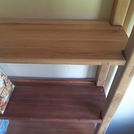 Drevený regál do detskej izby, poličky na hračky