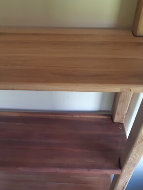 Drevený regál do detskej izby, poličky na hračky