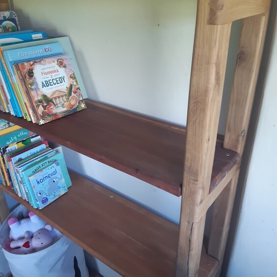 Drevený regál do detskej izby, poličky na knihy