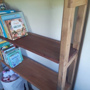 Drevený regál do detskej izby, poličky na knihy