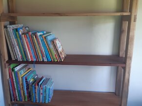 Drevený regál do detskej izby, poličky na knihy