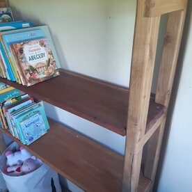 Drevený regál do detskej izby, poličky na knihy
