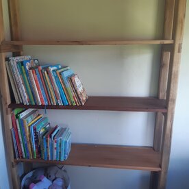 Drevený regál do detskej izby, poličky na knihy