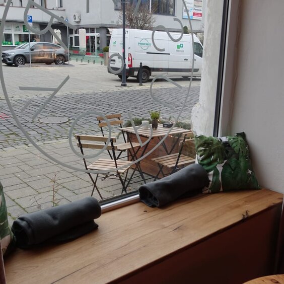 Široký drevený parapet na sedenie v okne