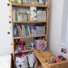 Skriňa na hračky do detskej izby so stolíkom