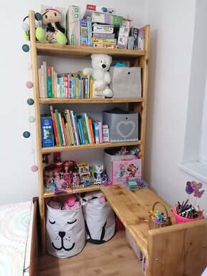 Skriňa na hračky do detskej izby so stolíkom