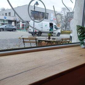 Vnútorný parapet z dreva na sedenie v okne