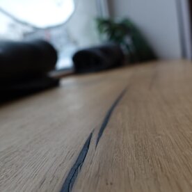 Vnútorný parapet z dreva na sedenie v okne