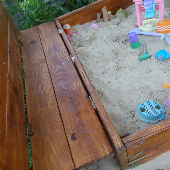 Zatváracie pieskovisko pre deti s lavičkami