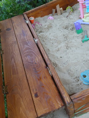 Zatváracie pieskovisko pre deti s lavičkami